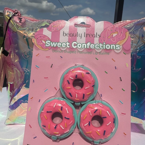 JUICY COUTURE holographic Cosmetic Travel Makeup Bag w/3 donut lip bombs!NWT!!! - Picture 3 of 6